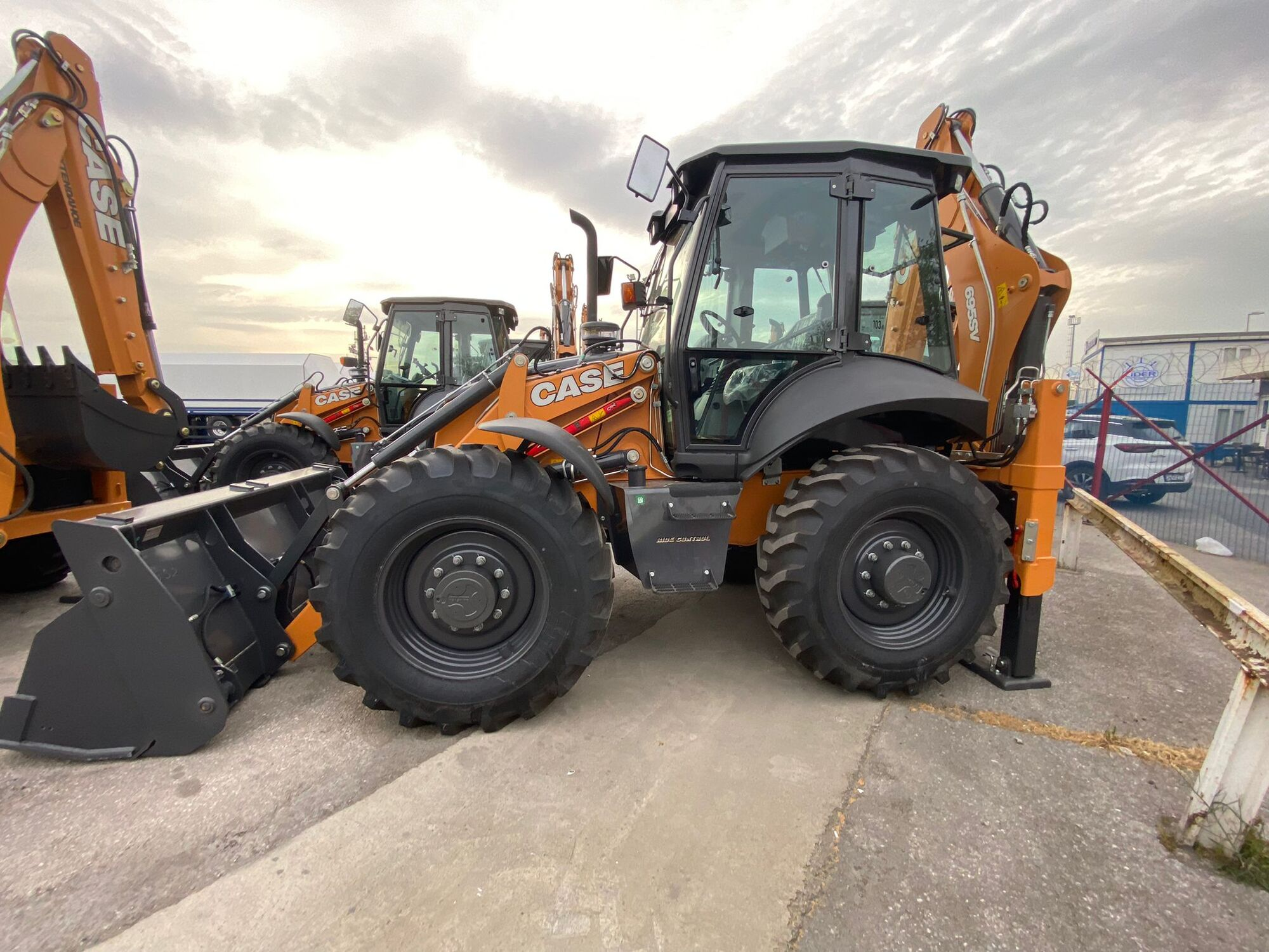 Экскаватор-погрузчик CASE 695SV Performance (Tier 3, рычаги сзади, без вил, Италия)