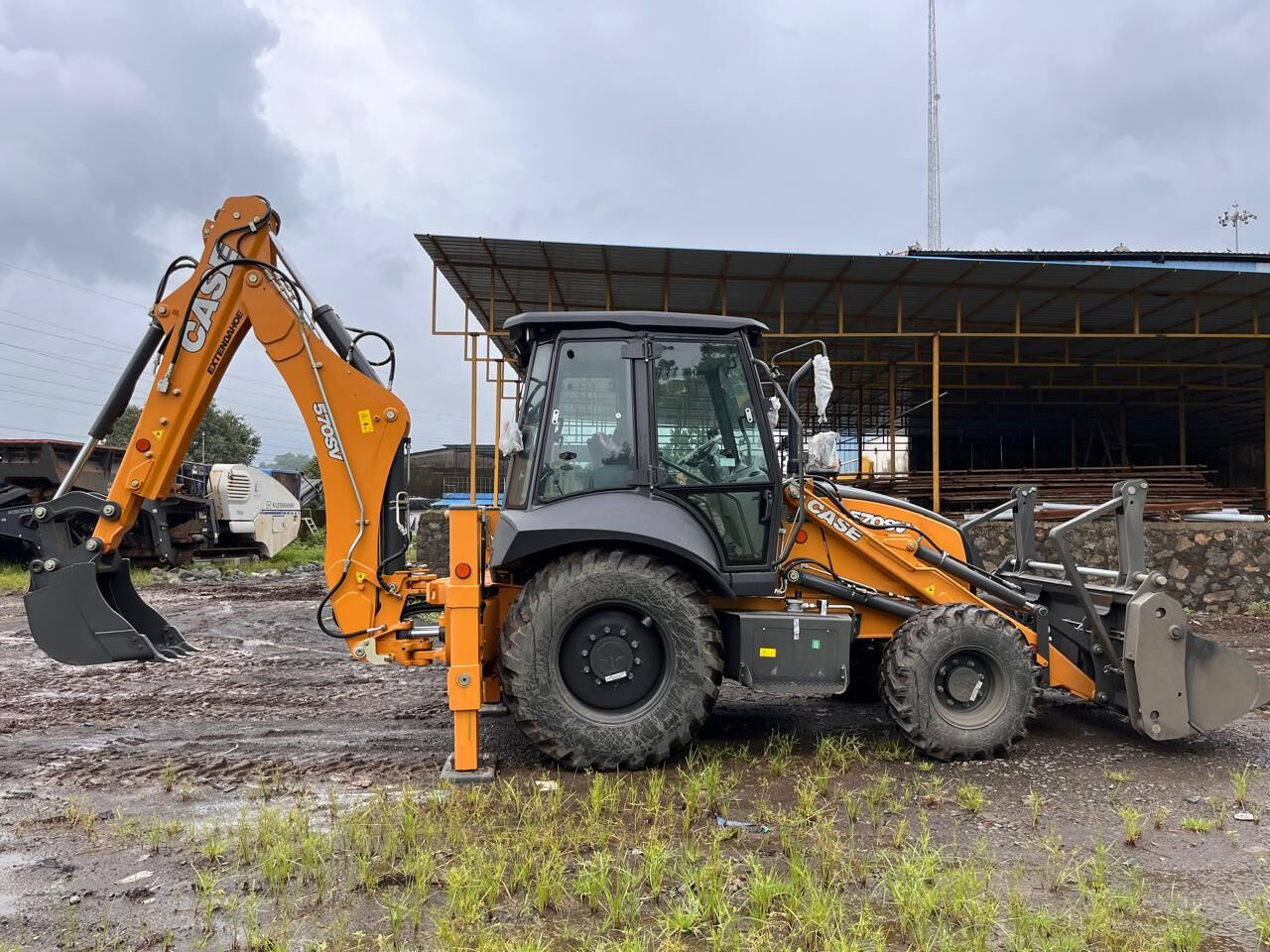 Экскаватор-погрузчик CASE 570SV (с вилами, Индия)