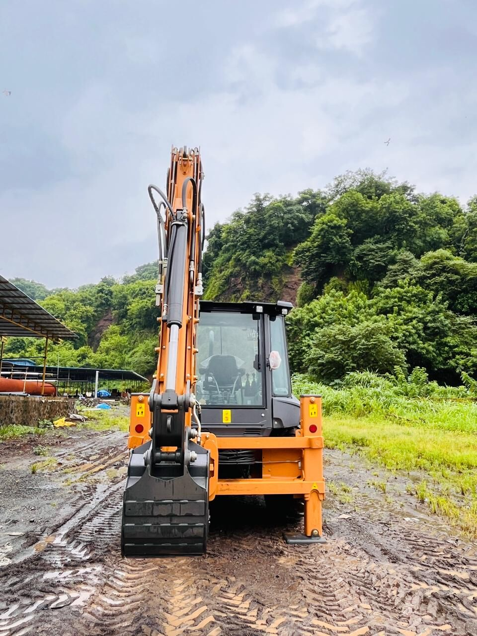 Экскаватор-погрузчик CASE 570SV (с вилами, Индия)