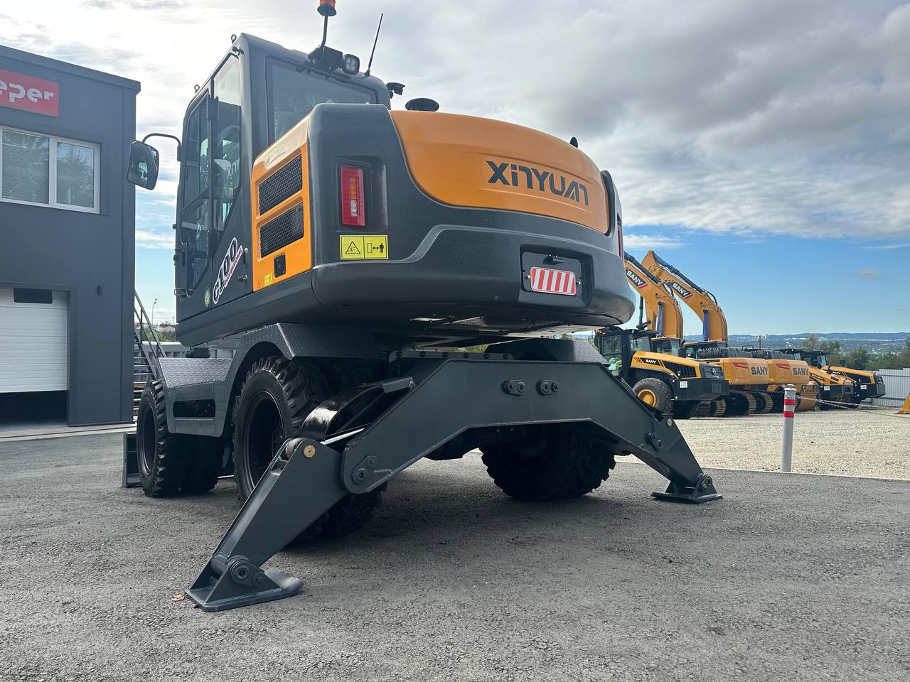 Колесный экскаватор XINYUAN C100 Professional
