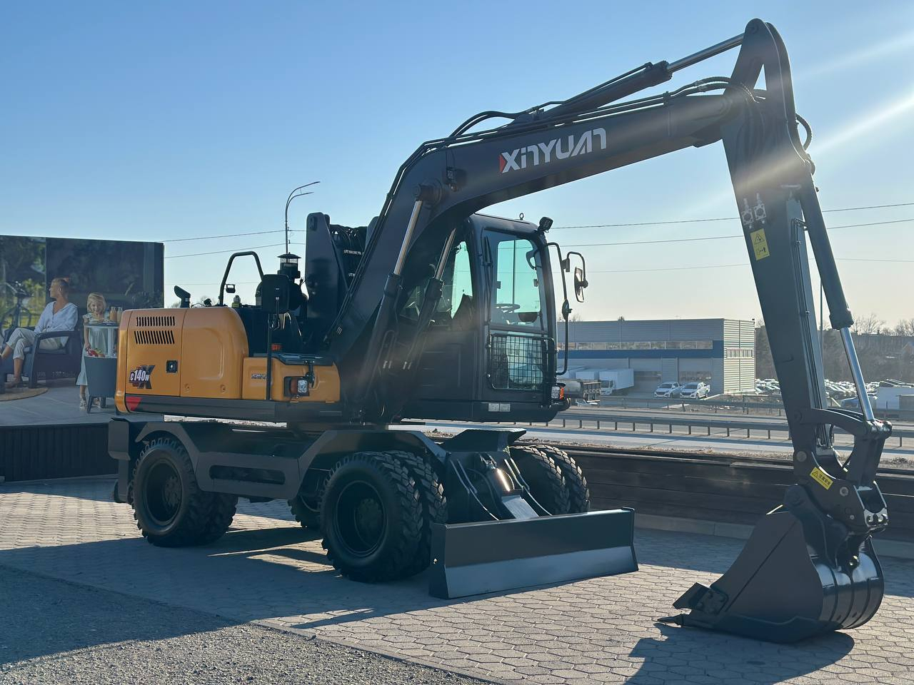 Колесный экскаватор XINYUAN C140W с лифт-кабиной