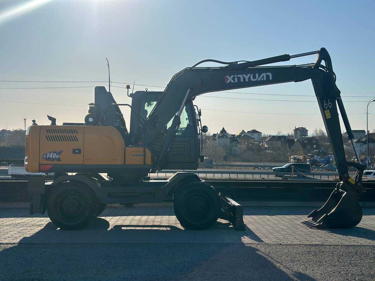 Колесный экскаватор XINYUAN C140W с лифт-кабиной