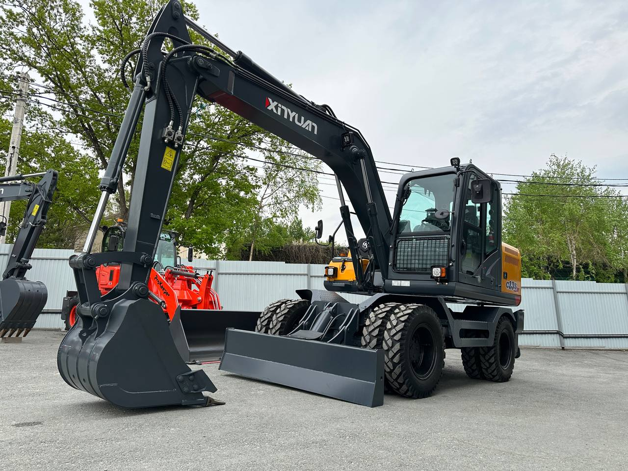 Колесный экскаватор XINYUAN C135W