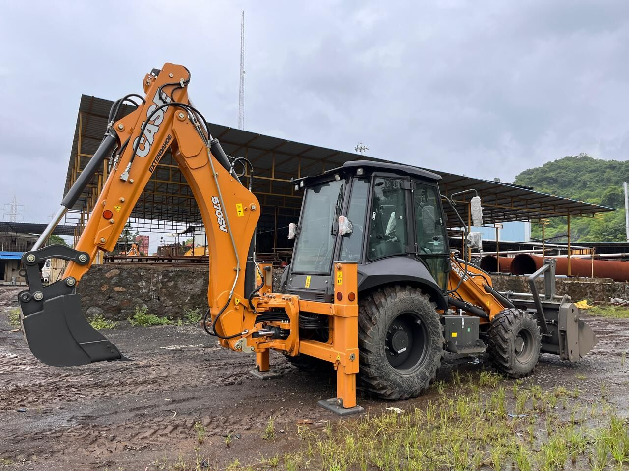 Экскаватор-погрузчик CASE 570SV (с вилами, Индия)