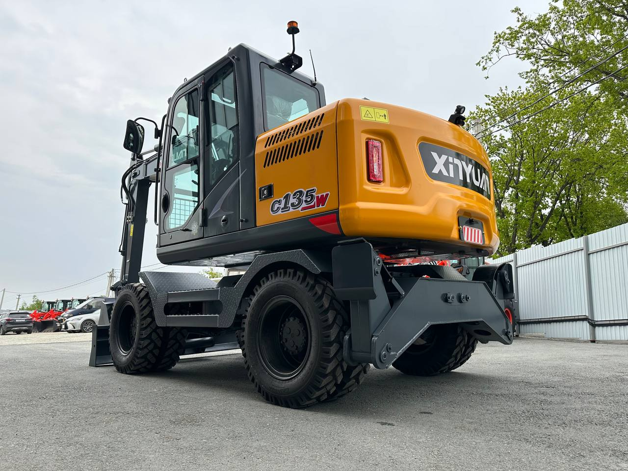Колесный экскаватор XINYUAN C135W