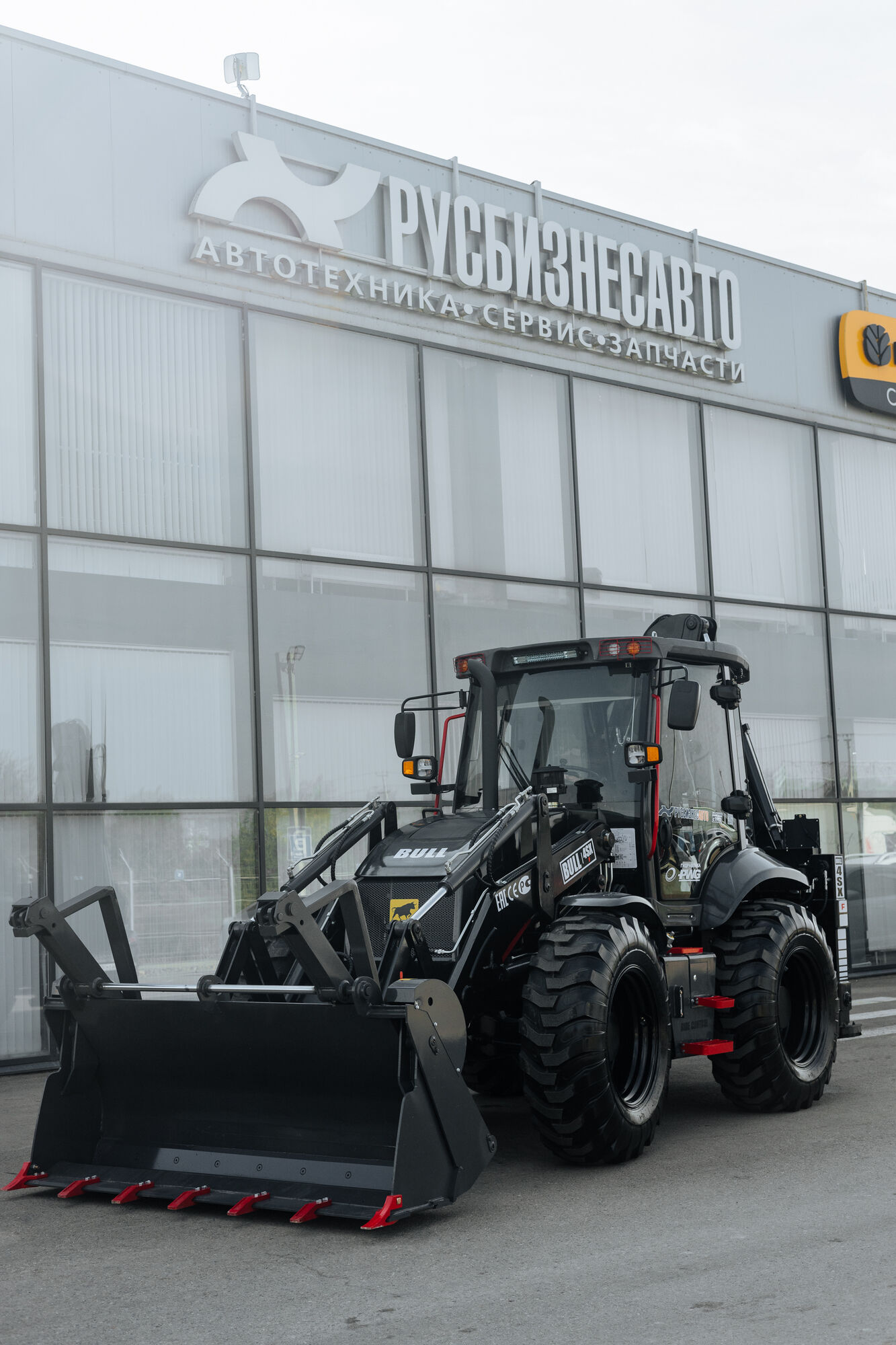 Экскаватор-погрузчик BULL 4SX-F