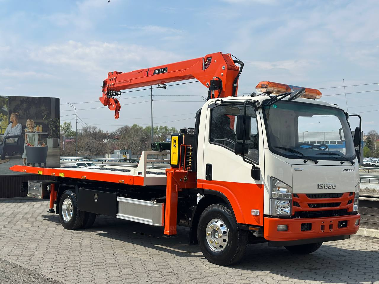 Эвакуаторная платформа 4.5 т с КМУ 3.2 т на шасси Isuzu Elf