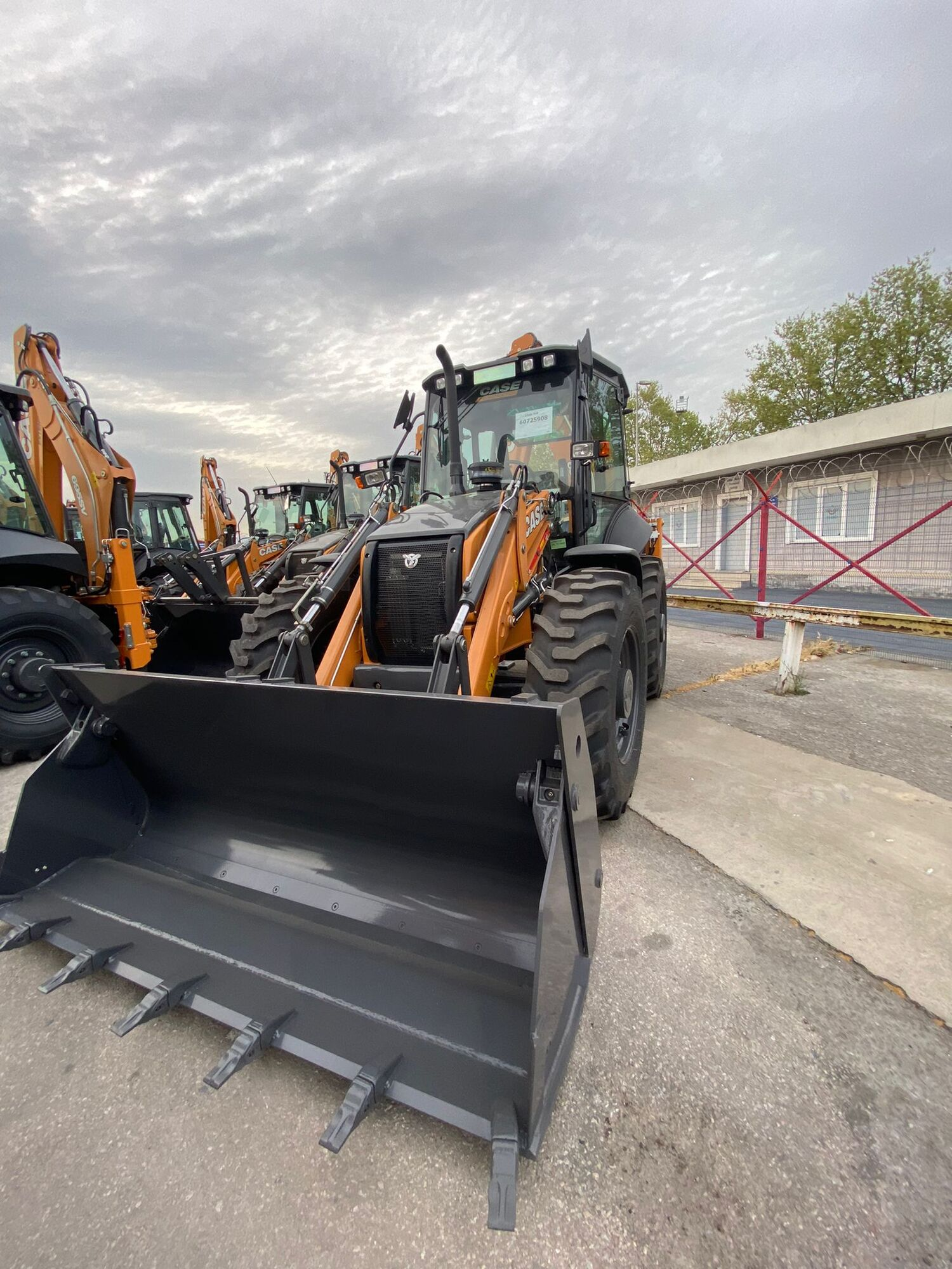 Экскаватор-погрузчик CASE 695SV Performance (Tier 3, рычаги сзади, без вил, Италия)