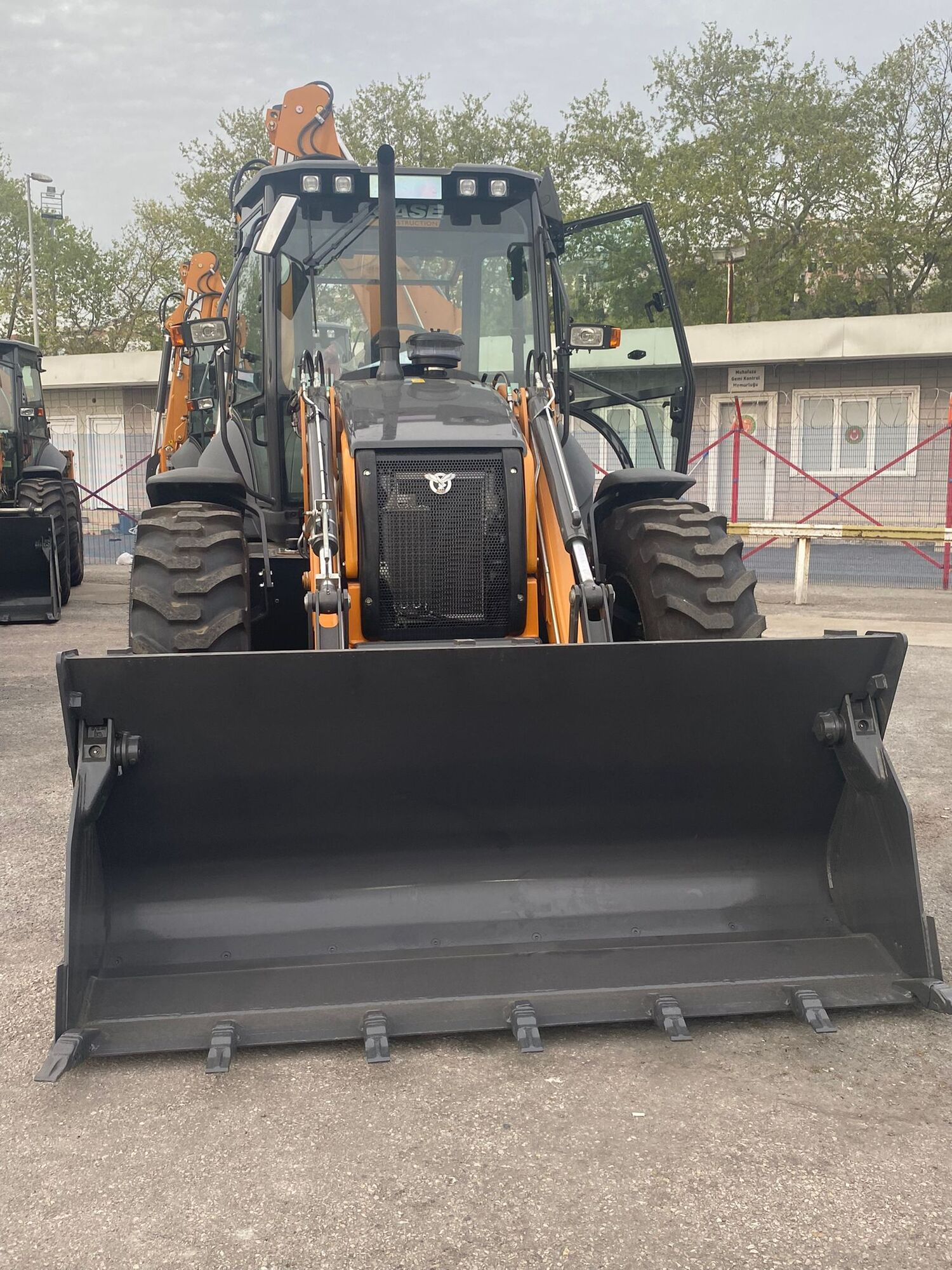 Экскаватор-погрузчик CASE 695SV Performance (Tier 3, рычаги сзади, без вил, Италия)