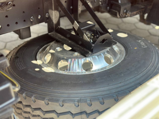 Эвакуаторная платформа 4.5 т с КМУ 3.2 т на шасси Isuzu Elf