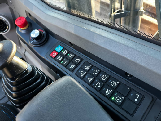 Колесный экскаватор XINYUAN C140W с лифт-кабиной