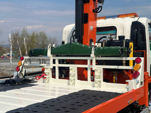 Эвакуаторная платформа 4.5 т с КМУ 3.2 т на шасси Isuzu Elf