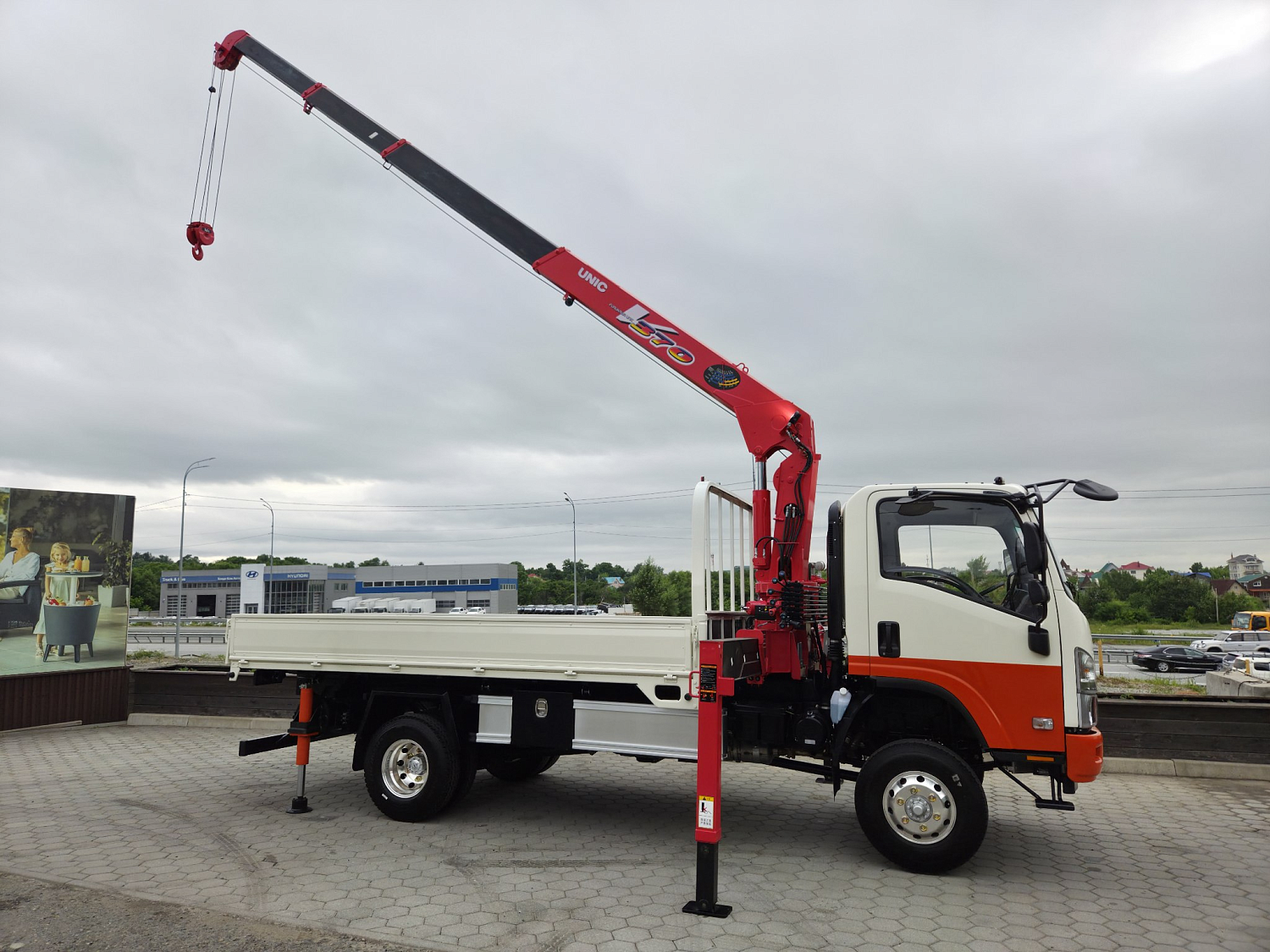 ISUZU ELF бортовой с КМУ UNIC