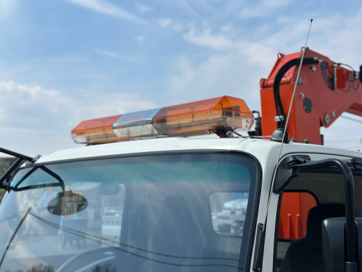 Эвакуаторная платформа 4.5 т с КМУ 3.2 т на шасси Isuzu Elf