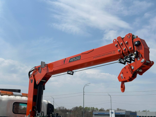 Эвакуаторная платформа 4.5 т с КМУ 3.2 т на шасси Isuzu Elf