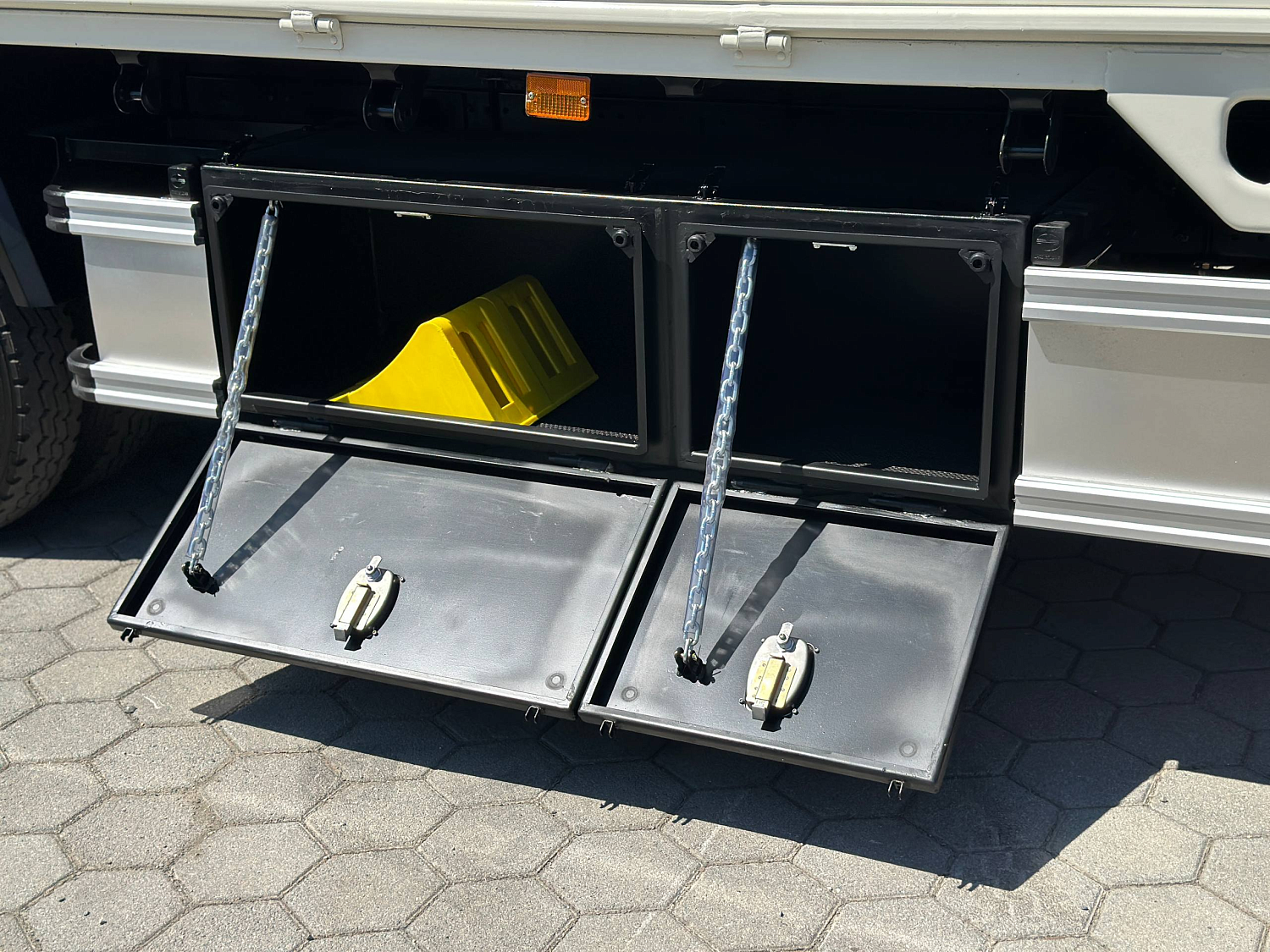 ISUZU ELF бортовой с КМУ HYVA