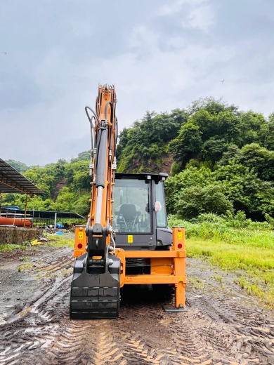 Экскаватор-погрузчик CASE 570SV (с вилами, Индия)