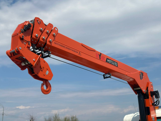 Эвакуаторная платформа 4.5 т с КМУ 3.2 т на шасси Isuzu Elf