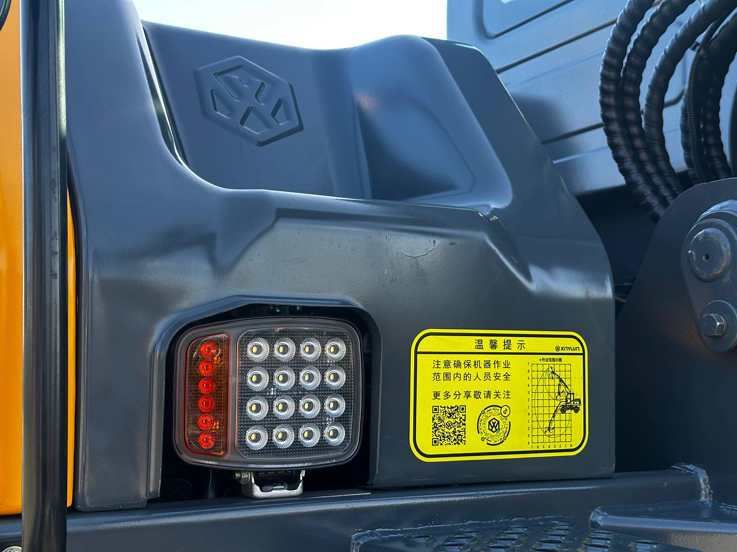 Колесный экскаватор XINYUAN B65 ECO