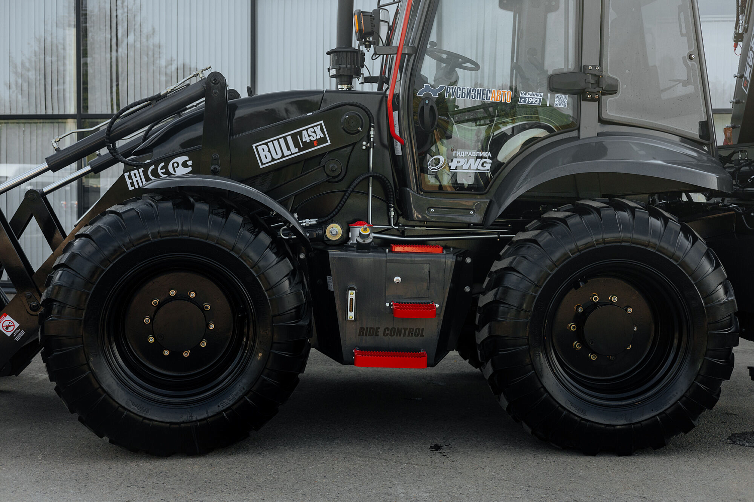 Экскаватор-погрузчик BULL 4SX-F