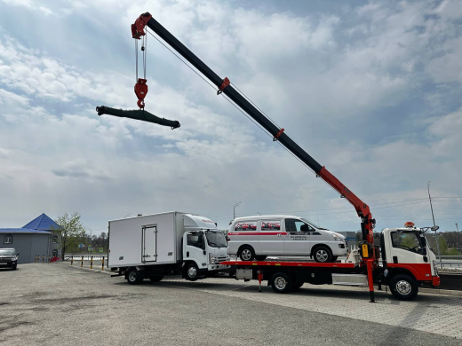 Эвакуаторная платформа 4.5 т с КМУ 3.2 т на шасси Isuzu Elf