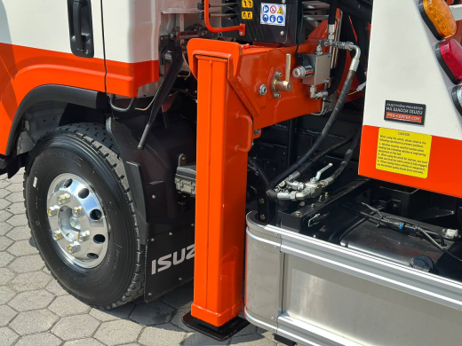 Эвакуаторная платформа 4.5 т с КМУ 3.2 т на шасси Isuzu Elf