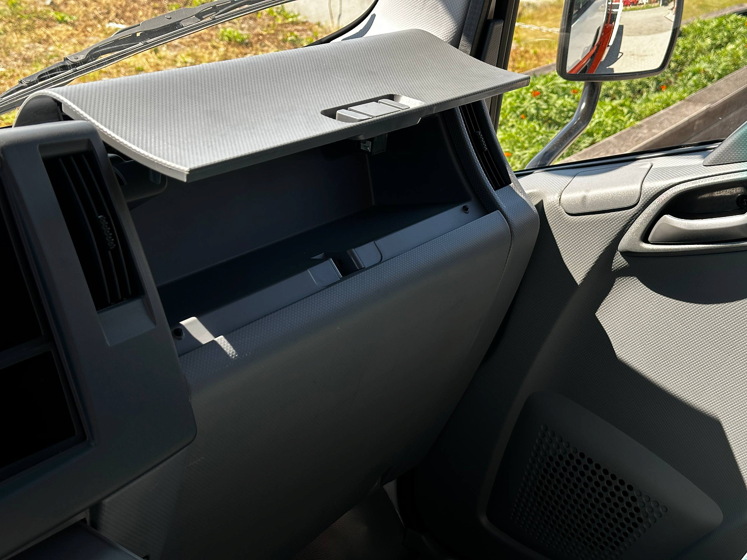 ISUZU ELF бортовой с КМУ HYVA