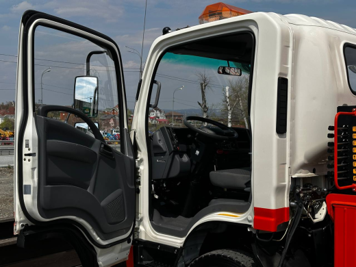 Эвакуаторная платформа 4.5 т с КМУ 3.2 т на шасси Isuzu Elf