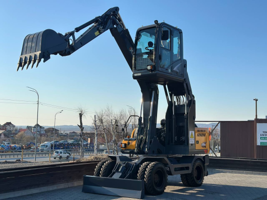 Колесный экскаватор XINYUAN C140W с лифт-кабиной