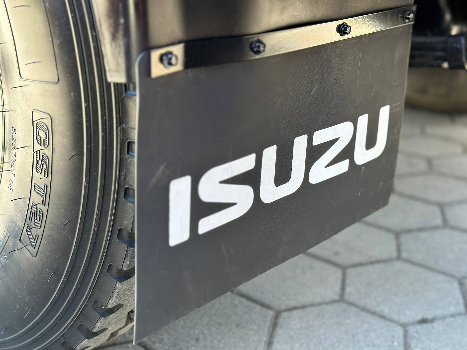 ISUZU ELF бортовой с КМУ HYVA