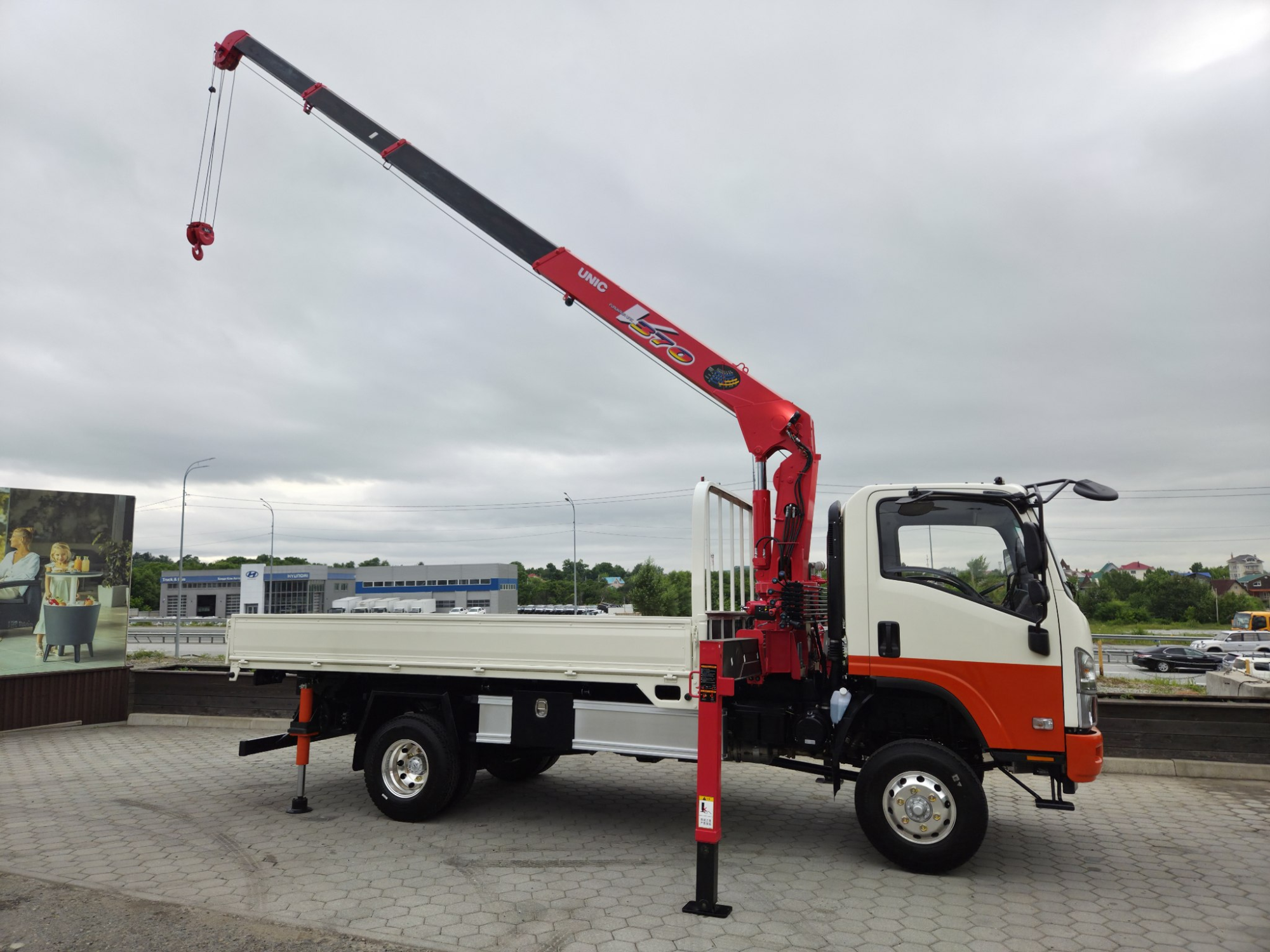 ISUZU ELF бортовой с КМУ UNIC