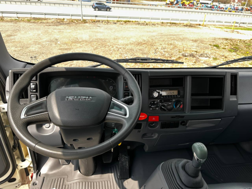 Эвакуаторная платформа 4.5 т с КМУ 3.2 т на шасси Isuzu Elf