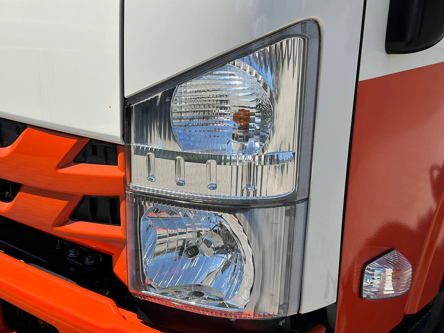 ISUZU ELF бортовой с КМУ HYVA