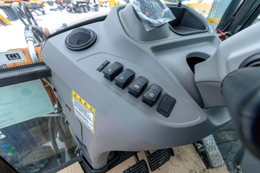 Экскаватор-погрузчик CASE 695SV Comfort (Tier 5 с отключенной системой SCR, Турция)