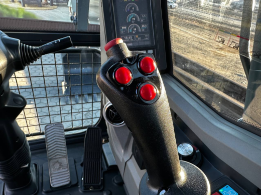 Колесный экскаватор XINYUAN C140W с лифт-кабиной