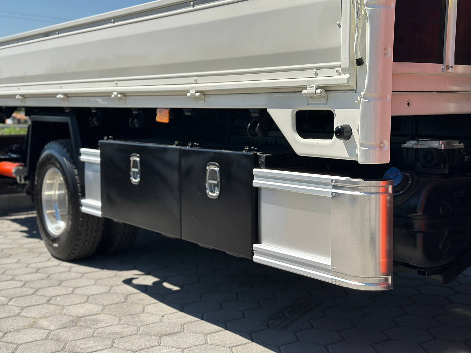 ISUZU ELF бортовой с КМУ HYVA