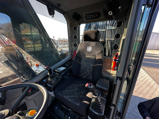 Колесный экскаватор XINYUAN C140W с лифт-кабиной