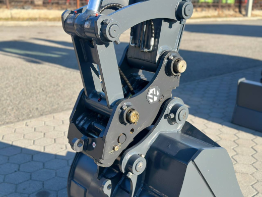 Колесный экскаватор XINYUAN C140W с лифт-кабиной