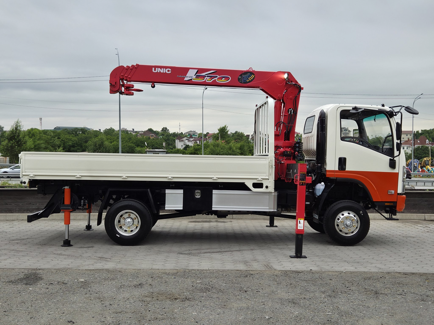 ISUZU ELF бортовой с КМУ UNIC