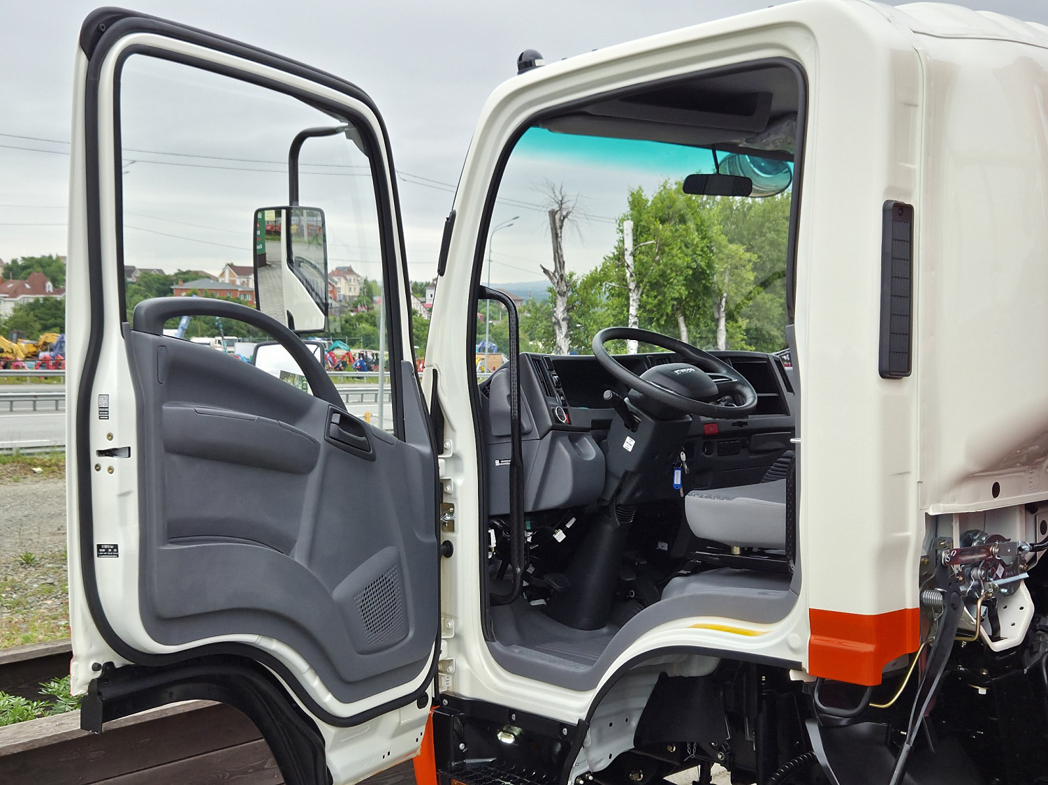 ISUZU ELF бортовой с КМУ UNIC