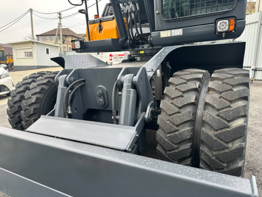 Колесный экскаватор XINYUAN C150W