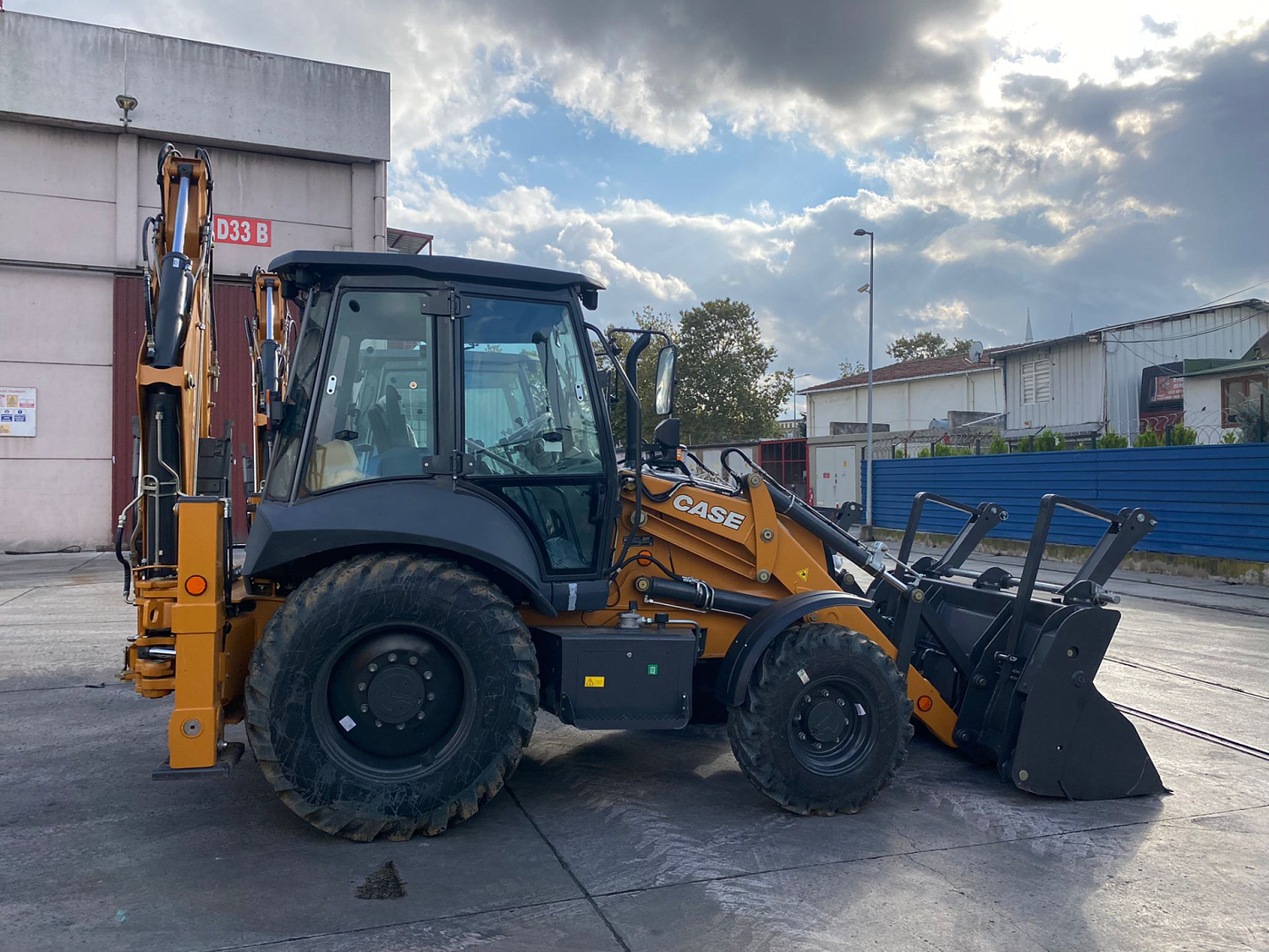 Экскаватор-погрузчик CASE 570SV (с параллельной стрелой и вилами, Индия)