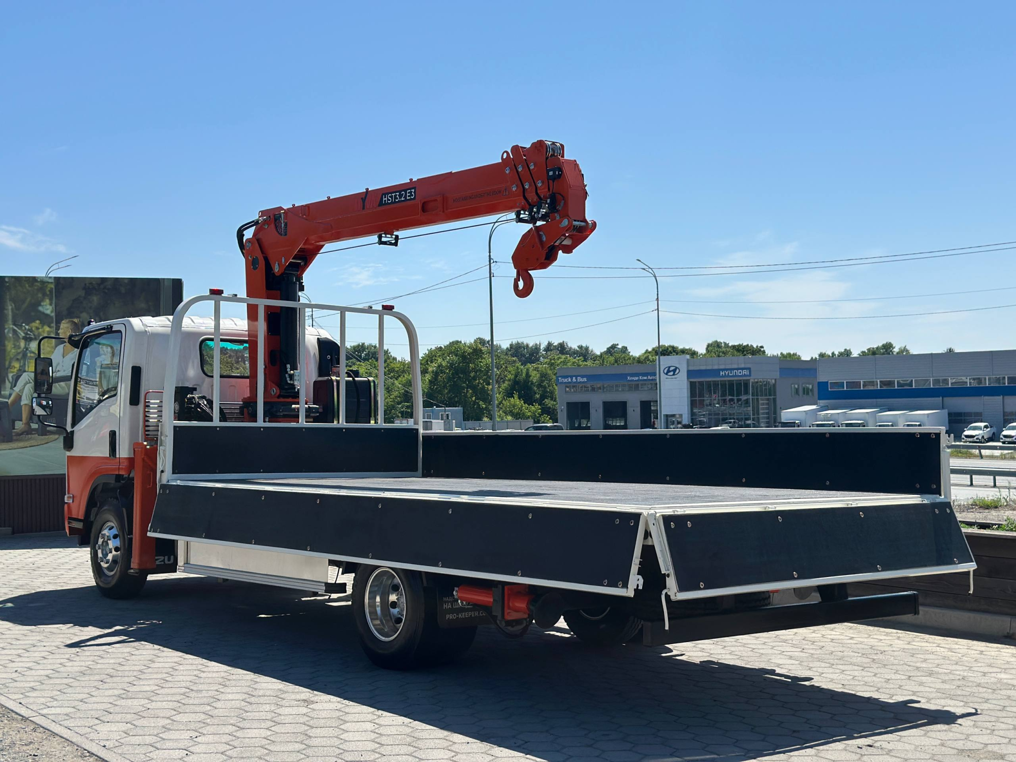 ISUZU ELF бортовой с КМУ HYVA