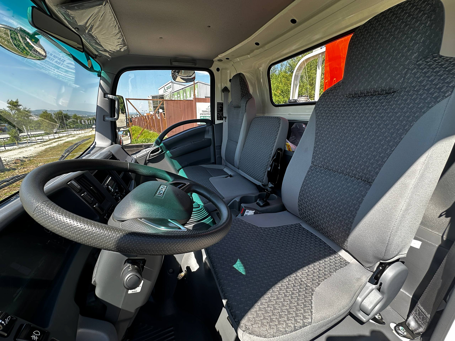 ISUZU ELF бортовой с КМУ HYVA