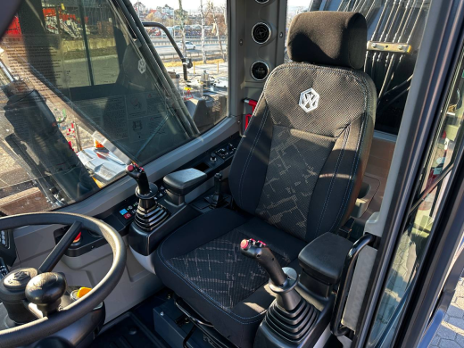 Колесный экскаватор XINYUAN C140W с лифт-кабиной