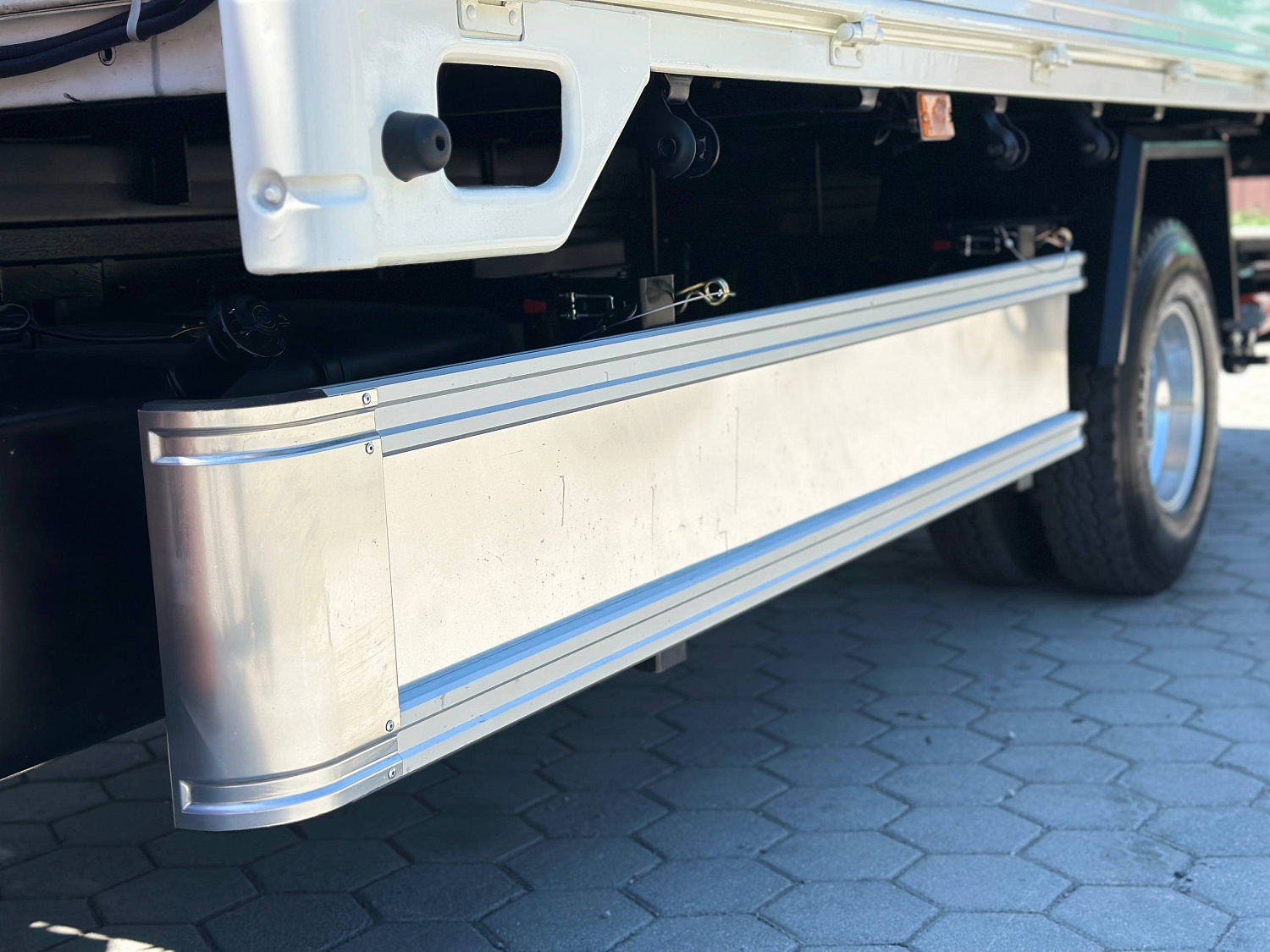 ISUZU ELF бортовой с КМУ HYVA