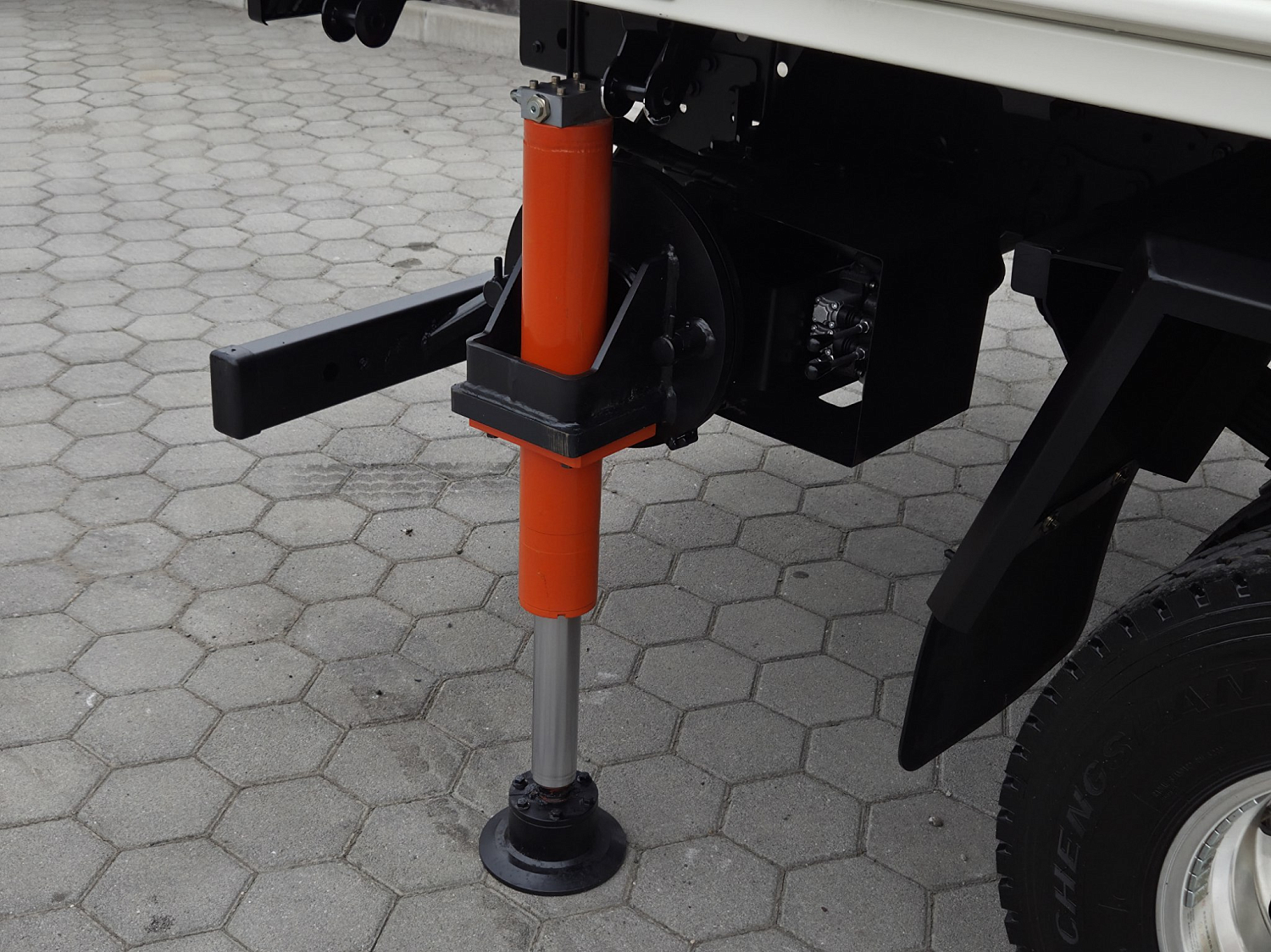 ISUZU ELF бортовой с КМУ UNIC