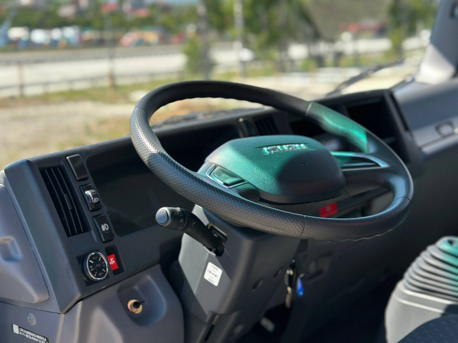 ISUZU ELF бортовой с КМУ HYVA