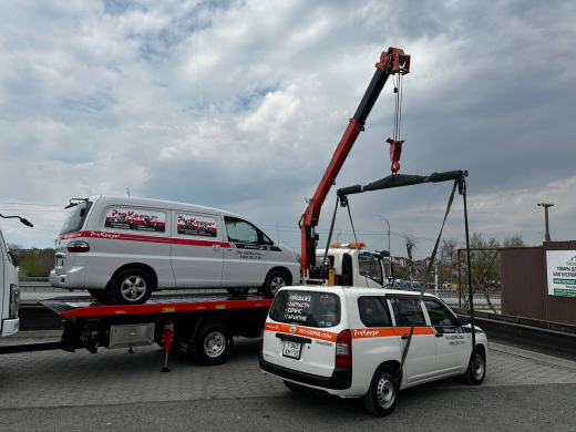 Эвакуаторная платформа 4.5 т с КМУ 3.2 т на шасси Isuzu Elf